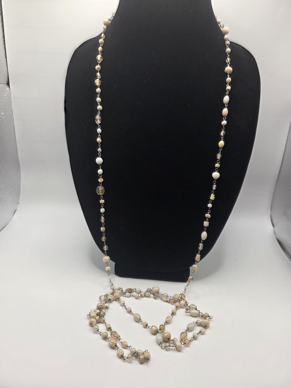1545. American Eagle Long Glass And Shell Necklace